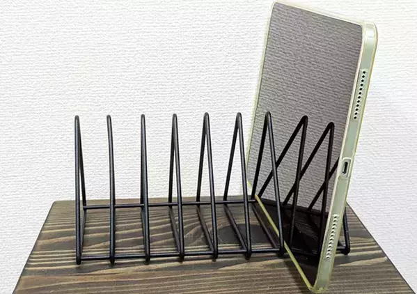 220円の『ワイヤーブックスタンド』がキッチンでも活躍！　ダイソーに聞いた意外な使い道に「調理ストレス減った」