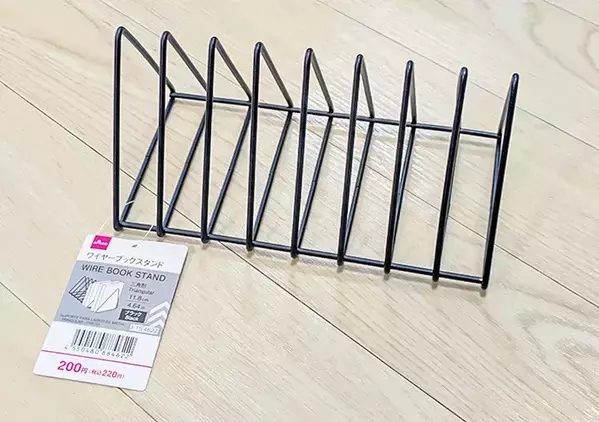 220円の『ワイヤーブックスタンド』がキッチンでも活躍！　ダイソーに聞いた意外な使い道に「調理ストレス減った」
