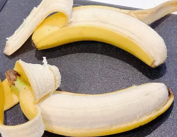 バナナはヘタから剥かないで！　反対側から剥いた結果に「食べやすい」「子供も喜ぶ！」
