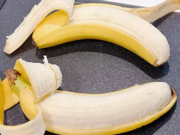 バナナはヘタから剥かないで！　反対側から剥いた結果に「食べやすい」「子供も喜ぶ！」
