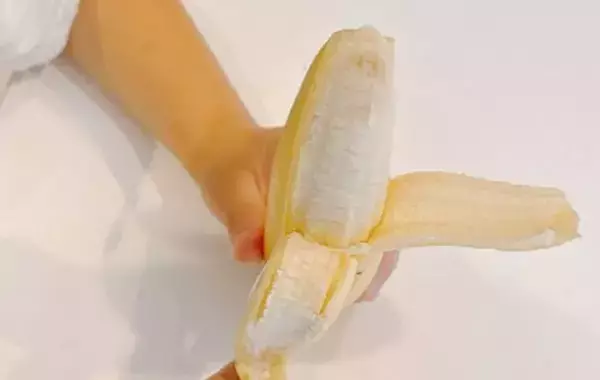バナナはヘタから剥かないで！　反対側から剥いた結果に「食べやすい」「子供も喜ぶ！」