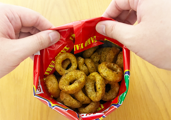 シェアする時に便利！　お菓子袋の『底』を折り込む方法が「食べやすくなった！」
