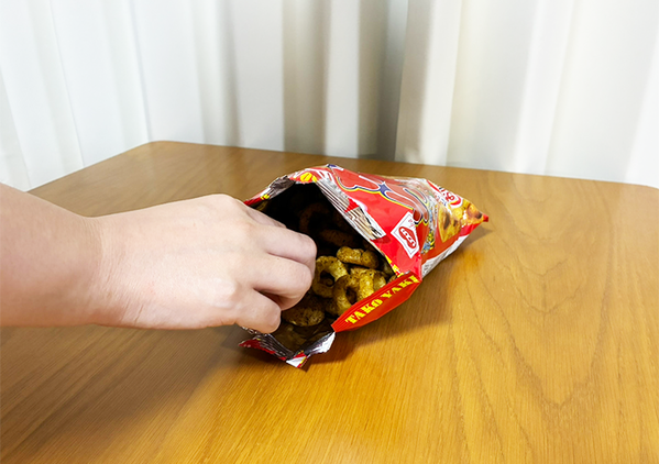 シェアする時に便利！　お菓子袋の『底』を折り込む方法が「食べやすくなった！」