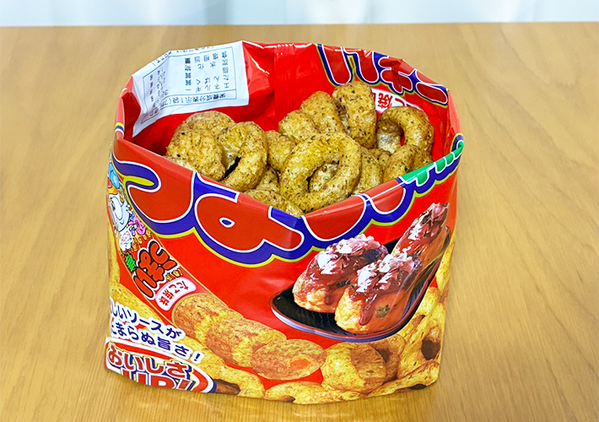シェアする時に便利！　お菓子袋の『底』を折り込む方法が「食べやすくなった！」
