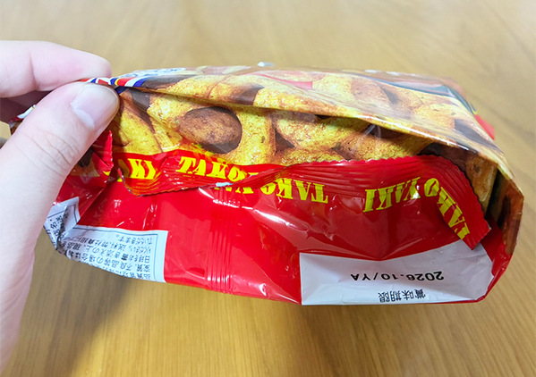 シェアする時に便利！　お菓子袋の『底』を折り込む方法が「食べやすくなった！」