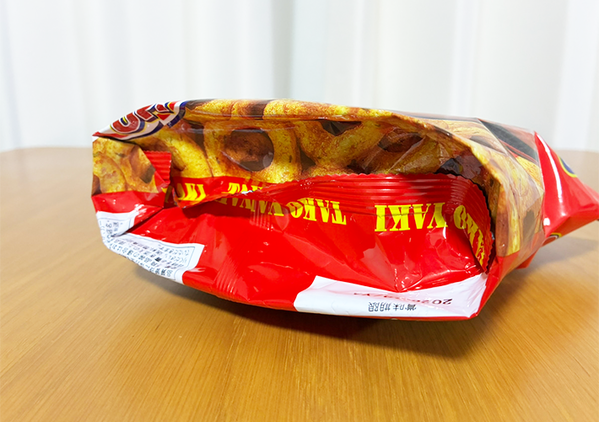 シェアする時に便利！　お菓子袋の『底』を折り込む方法が「食べやすくなった！」