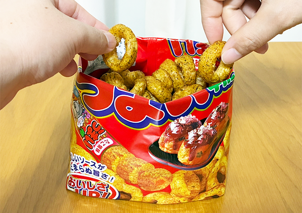 シェアする時に便利！　お菓子袋の『底』を折り込む方法が「食べやすくなった！」