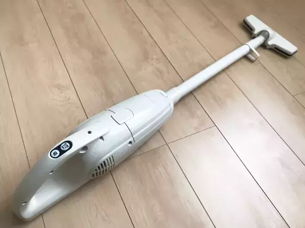 「掃除機をかける前に1枚入れるだけ」　ダストカップの髪の毛掃除が変わる裏技とは【掃除のコツ4選】