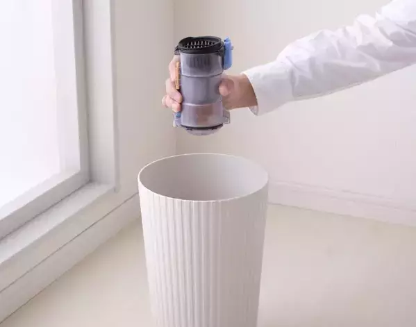 「掃除機をかける前に1枚入れるだけ」　ダストカップの髪の毛掃除が変わる裏技とは【掃除のコツ4選】