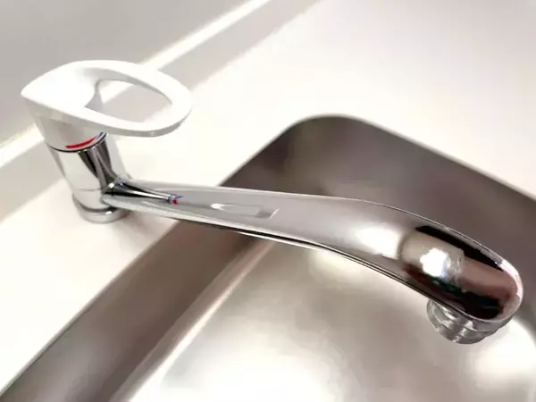 洗面台にこびりついた白い汚れ、スポンジでは無理…　5分染み込ませて落とす意外な方法とは【水周り掃除テク4選】