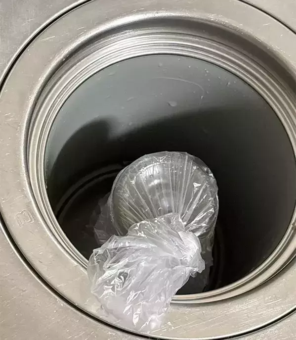 「かなりスッキリした」　“空ボトル”が排水口掃除で大活躍