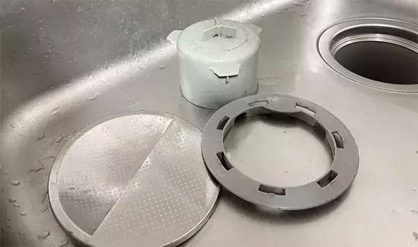 「かなりスッキリした」　“空ボトル”が排水口掃除で大活躍