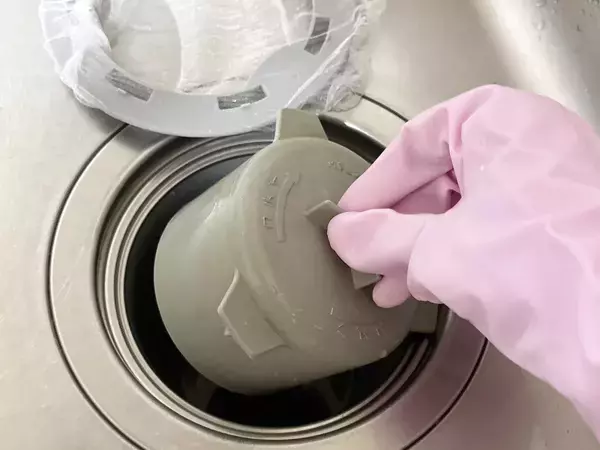 「かなりスッキリした」　“空ボトル”が排水口掃除で大活躍