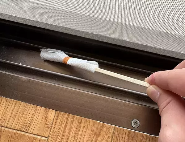 割り箸におしぼりを巻くと…　余りがちなアイテムだけで家中がピカピカになった