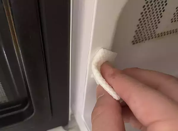 割り箸におしぼりを巻くと…　余りがちなアイテムだけで家中がピカピカになった