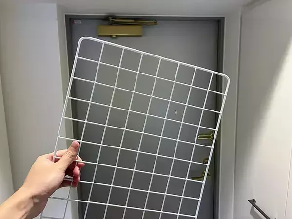 玄関にワイヤーネット1枚を設置！　1分で試せる便利な100均収納術が、こちら