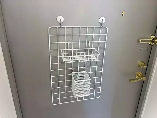 玄関にワイヤーネット1枚を設置！　1分で試せる便利な100均収納術が、こちら