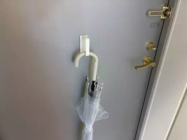 100均で見つけた『D型』のフック　玄関に貼るだけで「超便利！」