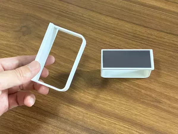 100均で見つけた『D型』のフック　玄関に貼るだけで「超便利！」
