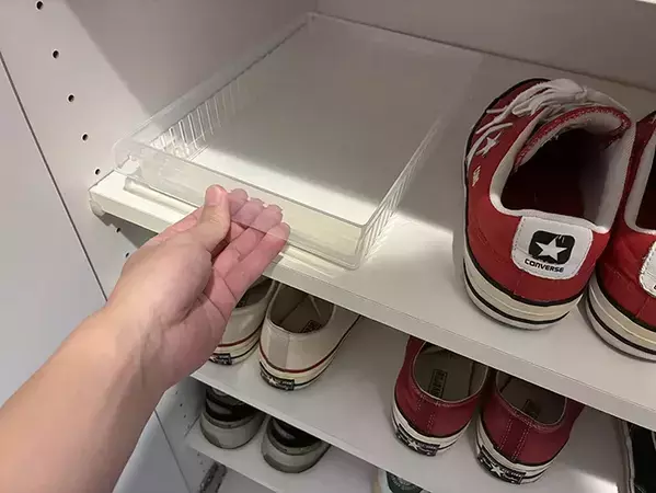 玄関で110円食品トレーを活用！　下駄箱に置くだけで「毎日が快適！」
