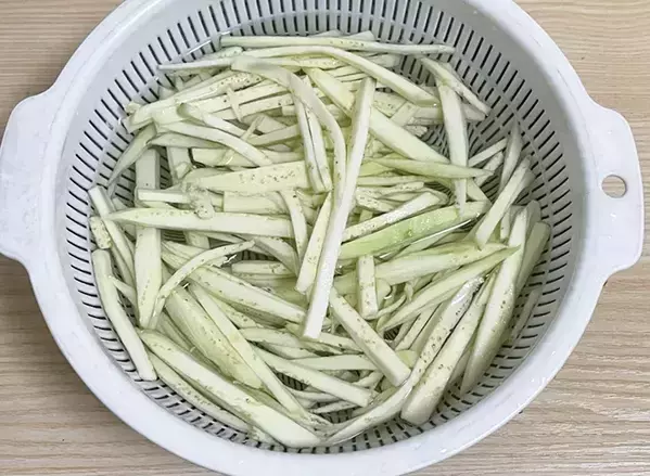 「そうめんみたい」「つるんとしてる」　ナスを千切りにしてゆでた結果が、こちら