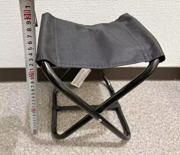 靴の脱ぎ履きがラクになる！　100均フックで『玄関用椅子』を設置する方法