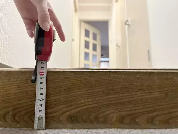 靴の脱ぎ履きがラクになる！　100均フックで『玄関用椅子』を設置する方法