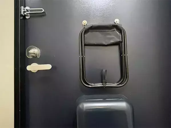 靴の脱ぎ履きがラクになる！　100均フックで『玄関用椅子』を設置する方法