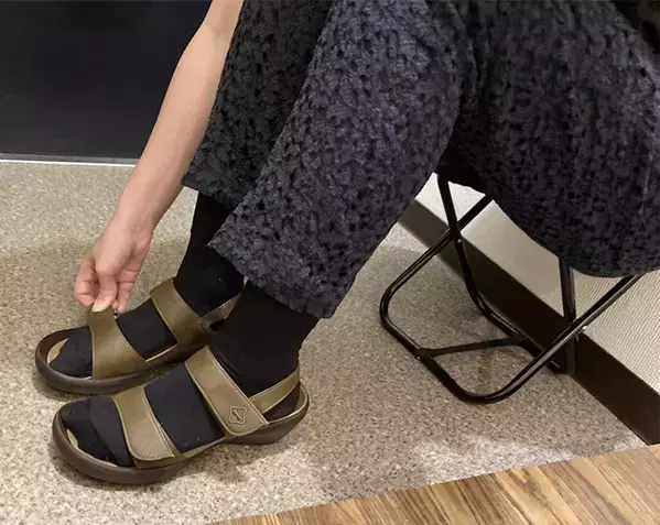 靴の脱ぎ履きがラクになる！　100均フックで『玄関用椅子』を設置する方法
