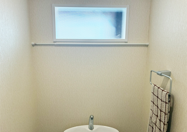 トイレの『上側』につっぱり棒を設置するのが正解！　5分で作れる「即席ラック」が優秀だった