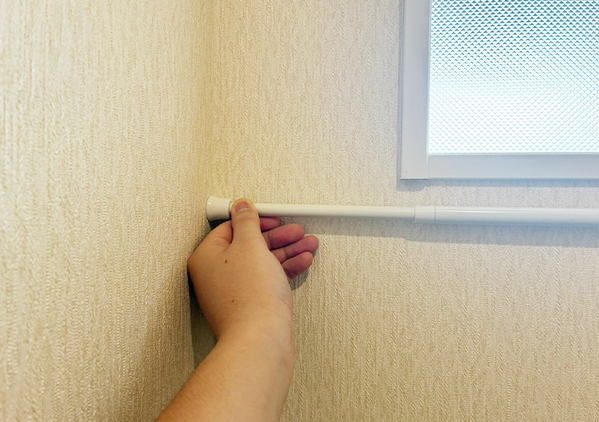 トイレの『上側』につっぱり棒を設置するのが正解！　5分で作れる「即席ラック」が優秀だった
