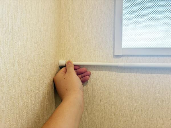 トイレの『上側』につっぱり棒を設置するのが正解！　5分で作れる「即席ラック」が優秀だった