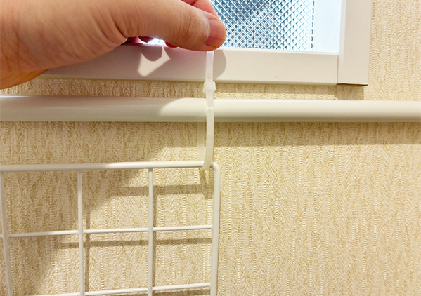 トイレの『上側』につっぱり棒を設置するのが正解！　5分で作れる「即席ラック」が優秀だった