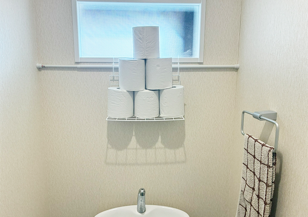 トイレの『上側』につっぱり棒を設置するのが正解！　5分で作れる「即席ラック」が優秀だった