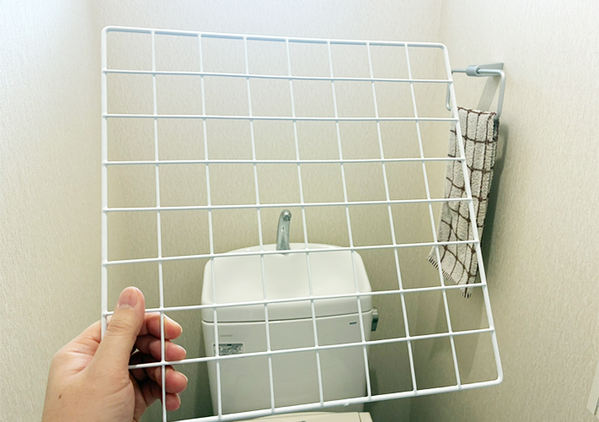 トイレの『上側』につっぱり棒を設置するのが正解！　5分で作れる「即席ラック」が優秀だった