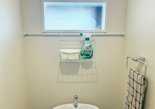 トイレの『上側』につっぱり棒を設置するのが正解！　5分で作れる「即席ラック」が優秀だった