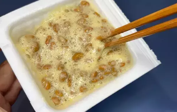 いつもの納豆に『大さじ1杯』入れたのは？　ミツカンの提案に「想像と全然違った」「クリーミーでおいしい」