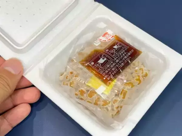 いつもの納豆に『大さじ1杯』入れたのは？　ミツカンの提案に「想像と全然違った」「クリーミーでおいしい」
