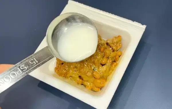 いつもの納豆に『大さじ1杯』入れたのは？　ミツカンの提案に「想像と全然違った」「クリーミーでおいしい」