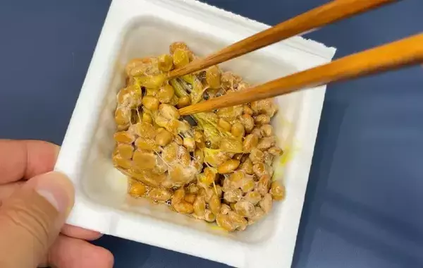 いつもの納豆に『大さじ1杯』入れたのは？　ミツカンの提案に「想像と全然違った」「クリーミーでおいしい」