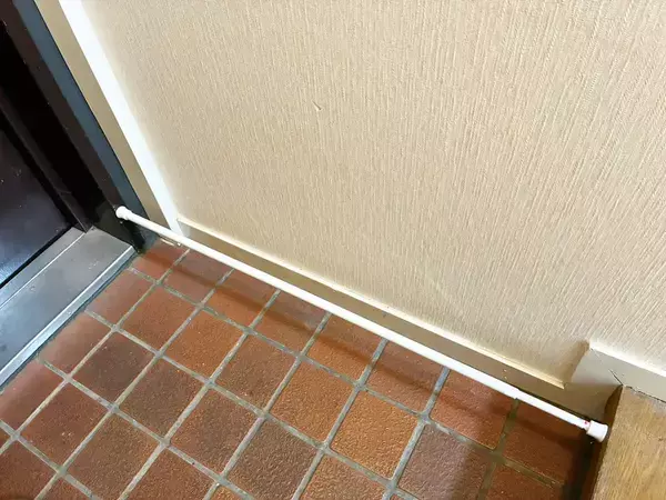 『玄関の下』につっぱり棒を設置すると悩み解決！　すぐに試せる収納法で「玄関がスッキリ」