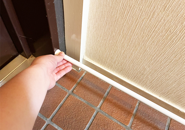 『玄関の下』につっぱり棒を設置すると悩み解決！　すぐに試せる収納法で「玄関がスッキリ」