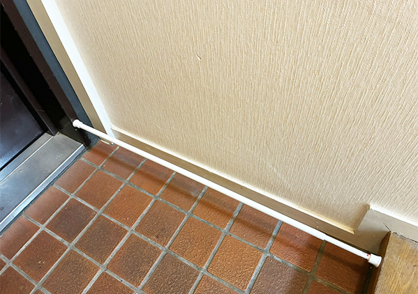 『玄関の下』につっぱり棒を設置すると悩み解決！　すぐに試せる収納法で「玄関がスッキリ」