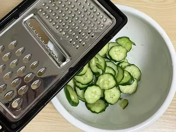 キュウリに『大さじ1杯』かけてみて！　いつもと違う香ばしいサラダに「濃厚な味」【10分レシピ】