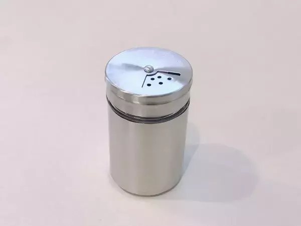 セリアの焚きつけ材を接着剤でL字型に！　不器用でもできる『自作スパイスラック』の作り方【100均DIY4選】
