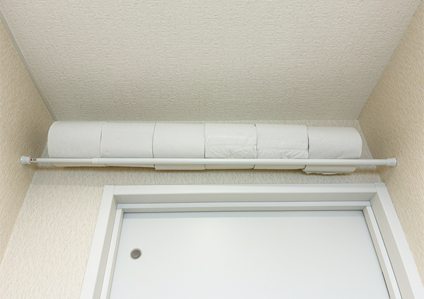 つっぱり棒を『トイレのドア上』に設置すると快適　収納力が何倍もアップする方法とは