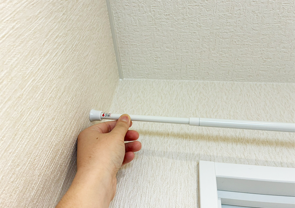 つっぱり棒を『トイレのドア上』に設置すると快適　収納力が何倍もアップする方法とは