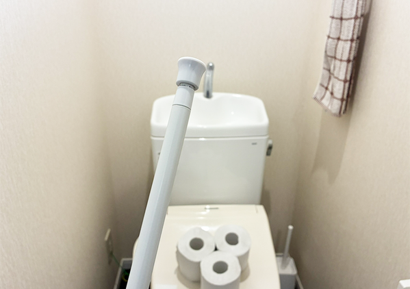 つっぱり棒を『トイレのドア上』に設置すると快適　収納力が何倍もアップする方法とは