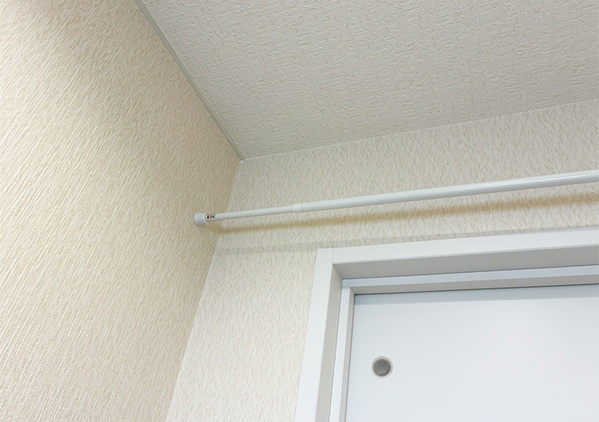 つっぱり棒を『トイレのドア上』に設置すると快適　収納力が何倍もアップする方法とは