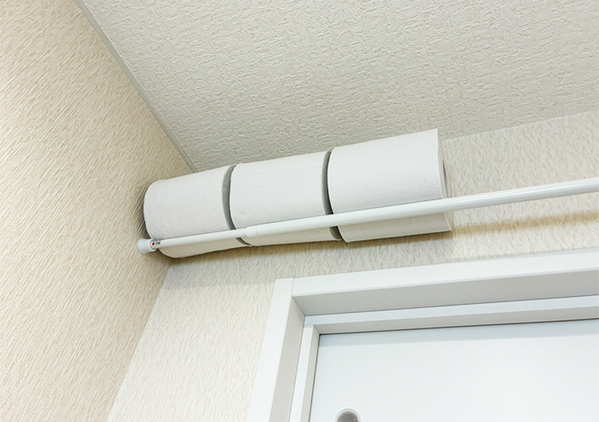 つっぱり棒を『トイレのドア上』に設置すると快適　収納力が何倍もアップする方法とは